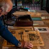 Ci accomodiamo cos� al grande tavolo che affaccia sul cortile interno, l� dove Giandonato ci mostra documenti, articoli e foto d�epoca dell�artista